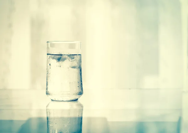 Sklenici chladné nápoje s ice cube na stůl — Stock fotografie