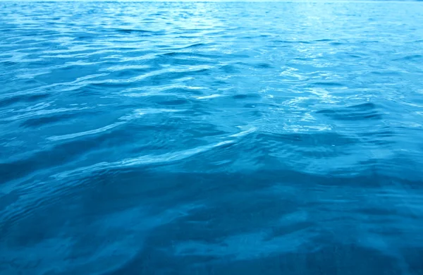 Fechar a superfície da água do mar ou do oceano — Fotografia de Stock