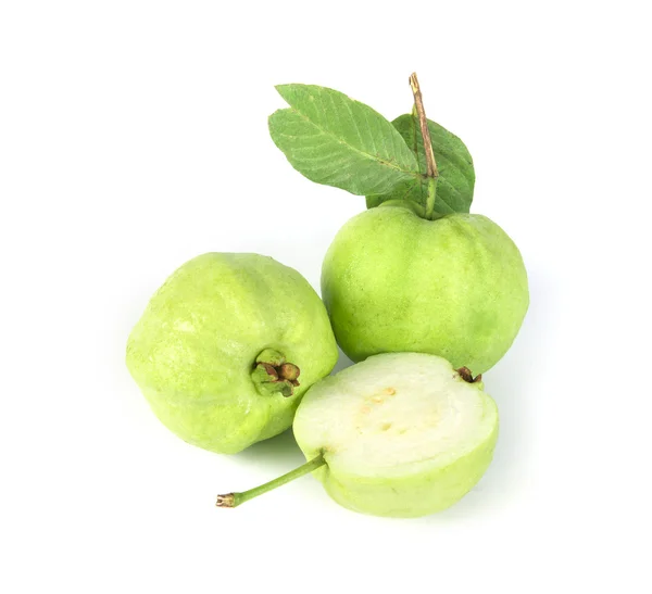 Fruta guayaba verde fresca sobre fondo blanco — Foto de Stock