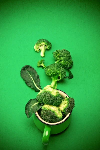Brócoli fresco sobre fondo verde, concepto de alimento verde de la naturaleza —  Fotos de Stock