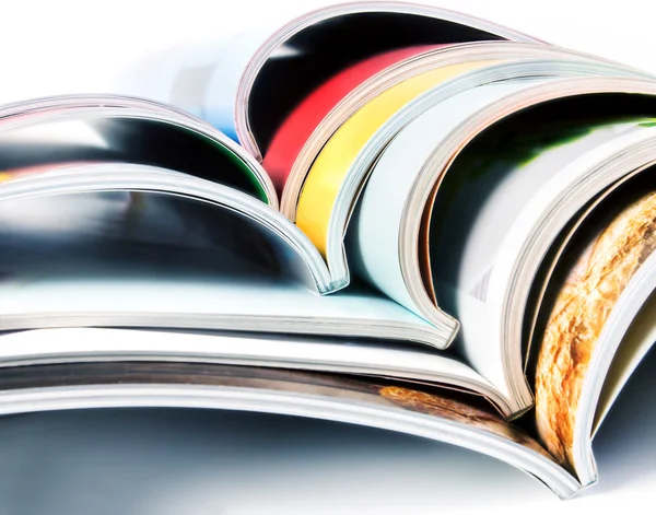 Куча разноцветных журналов — стоковое фото