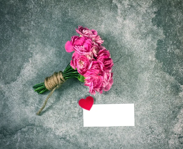 新鮮なピンクのカーネーションの花と r にコピー スペースを空白のカード — ストック写真