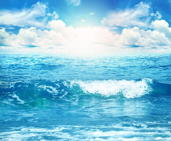 Nahaufnahme der Meerwasseroberfläche mit Himmel an sonnigen Tagen — Stockfoto