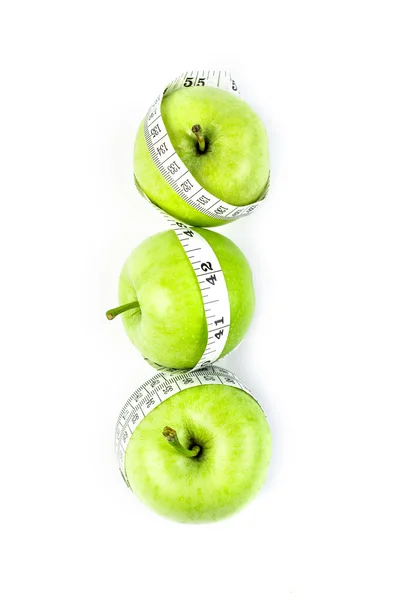 Manzana verde con cinta métrica sobre fondo blanco en concepto o —  Fotos de Stock