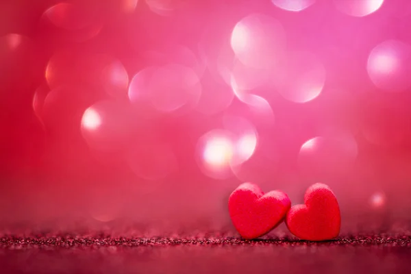 Красный Формы сердца на абстрактном светлом фоне блесток — стоковое фото