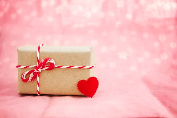 情人节礼物盒概念与红色的心，在甜蜜的粉红色织物上 — 图库照片