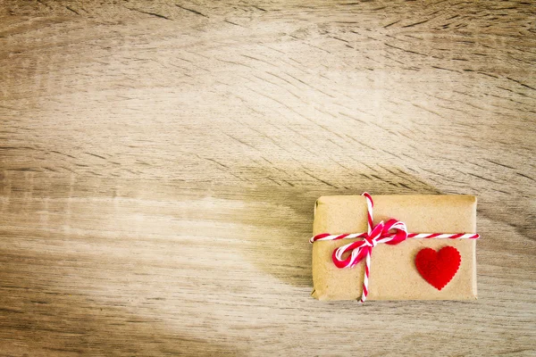 Концепція подарункової коробки Валентина з червоним серцем на дерев'яному фоні — стокове фото
