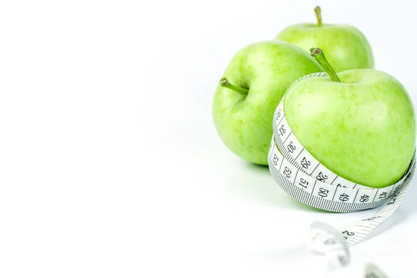 Manzana verde con cinta métrica sobre fondo blanco en concepto o — Foto de Stock