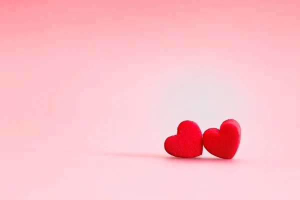 Czerwone serca kształty w miłości koncepcja na Walentynki — Zdjęcie stockowe