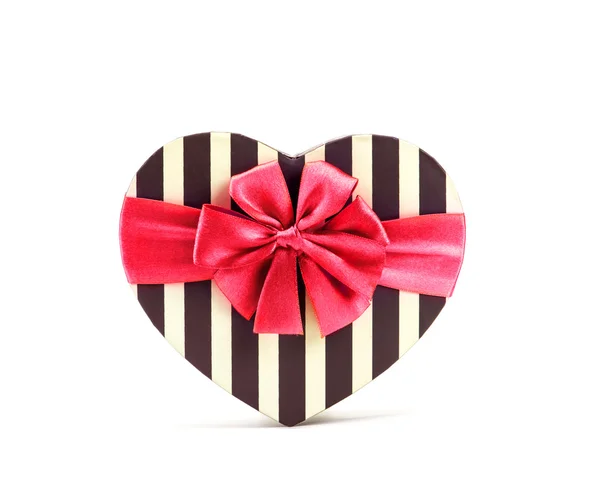 Hart vorm doos met rood lint voor valentines day — Stockfoto