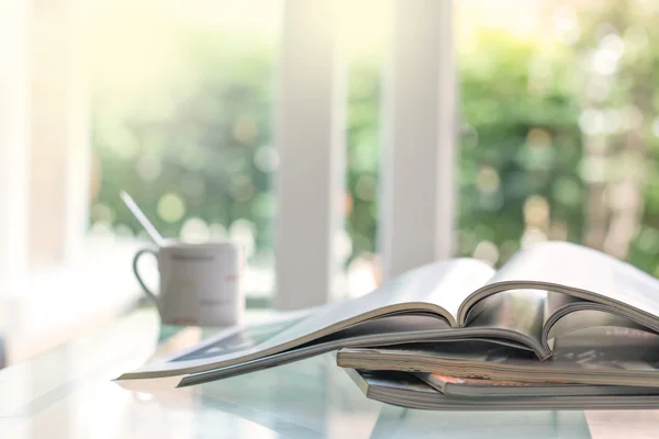 Selectieve aandacht van stapelen tijdschrift plaats op tafel in levende ro — Stockfoto