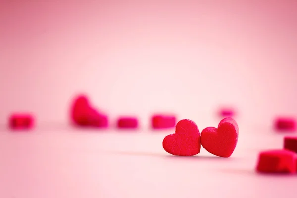 Czerwone serca kształty w miłości koncepcja na Walentynki — Zdjęcie stockowe