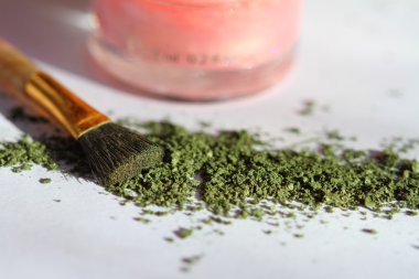 Fırça ve gölgeler gözler için