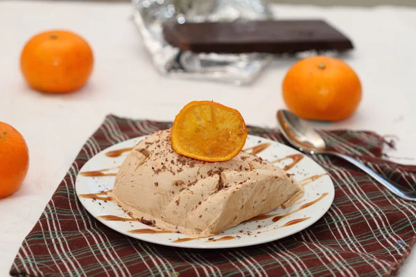 Chocolade en oranje semifredo ijs — Stockfoto