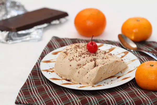 Helado de chocolate y naranja semifredo — Foto de Stock