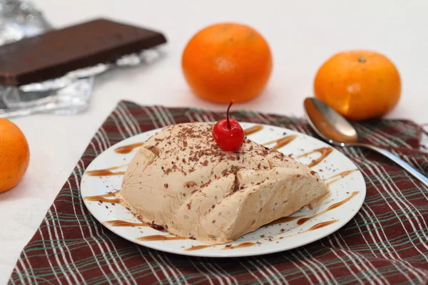 çikolata ve turuncu semifredo dondurma