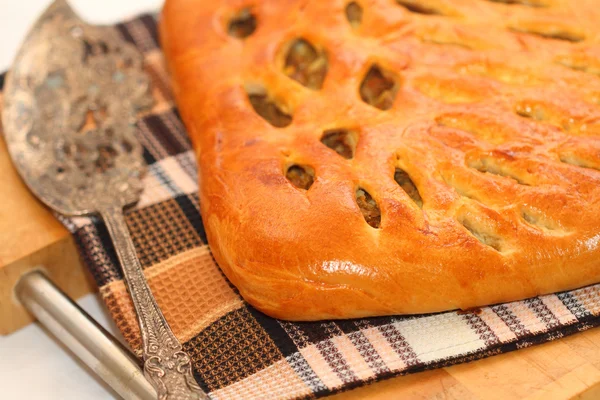 Barmy meat pie on a towel and a board — Stock Photo, Image