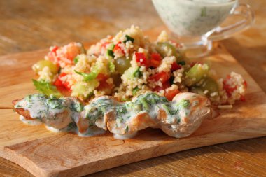 tavuk şiş kuskus salatası ile