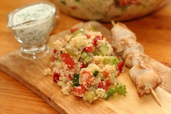 Salade met couscous Rechtenvrije Stockafbeeldingen