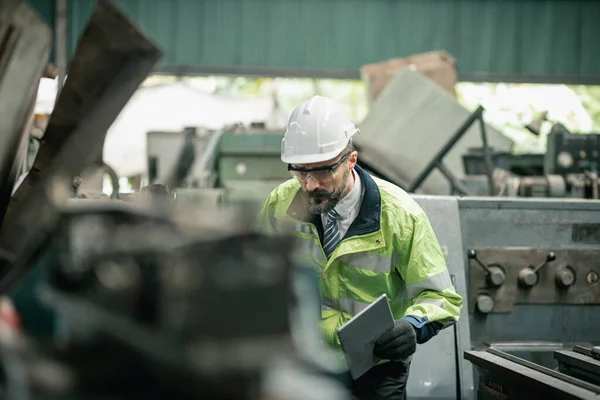 穿着安全帽的工业工程师 他在工业制造厂工作 背景焊接 金属加工工艺正在进行中 — 图库照片