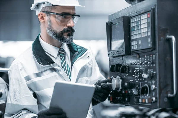 Ingegnere Industriale Uomo Indossa Casco Bianco Mentre Piedi Una Pesante — Foto Stock