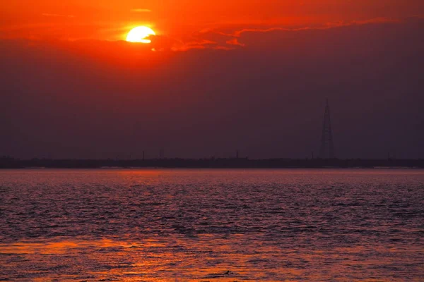 美丽的落日落在印度西孟加拉邦钻石港甘加河畔 — 图库照片