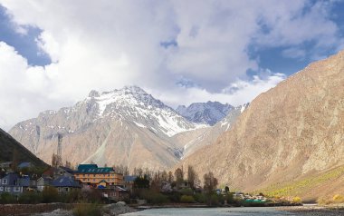 Manzaralı manzara, karla kaplı himalaya dağları ve Lahaul Vadisi 'nin güzel dağ köyü, Himachal Pradesh, Hindistan' da macera.