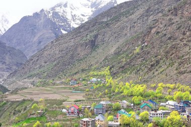 Manzaralı manzara, karla kaplı himalaya dağları ve Lahaul Vadisi 'nin güzel dağ köyü, Himachal Pradesh, Hindistan' da macera.