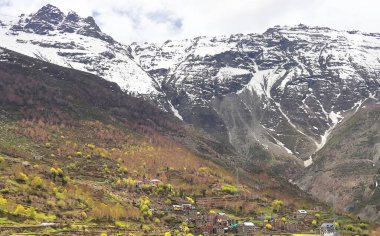 Manzaralı manzara, karla kaplı himalaya dağları ve Lahaul Vadisi 'nin güzel dağ köyü, Himachal Pradesh, Hindistan' da macera.