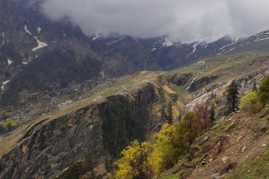 Gulaba 'dan Manali Tepesi yakınlarındaki manzaralı dağ manzarası, Hindistan' ın Himachal Pradesh kentindeki kullu vadiyi keşfediyor.