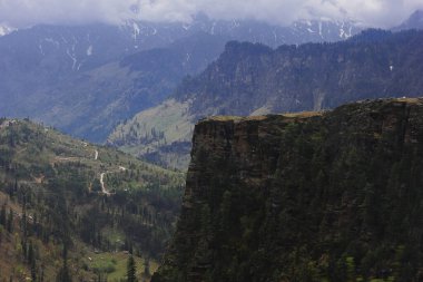 Gulaba 'dan Manali Tepesi yakınlarındaki manzaralı dağ manzarası, Hindistan' ın Himachal Pradesh kentindeki kullu vadiyi keşfediyor.