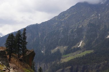Gulaba 'dan Manali Tepesi yakınlarındaki manzaralı dağ manzarası, Hindistan' ın Himachal Pradesh kentindeki kullu vadiyi keşfediyor.