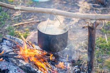 Ateş üzerinde pişirme balık çorbası