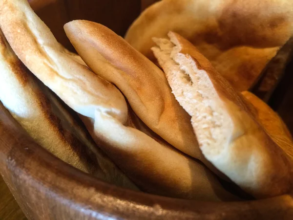 盘子里的热面包 — 图库照片