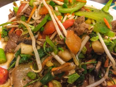 Yolda düşmüş yaprakları