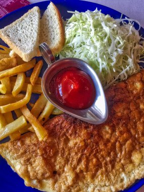 Omlet ve patates kızartması ile Servis Kahvaltı