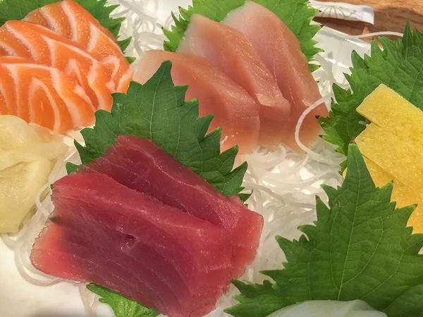 Beyaz tabak taze sashimi — Stok fotoğraf