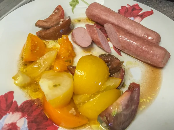 Saucisses fraîches aux tomates — Photo