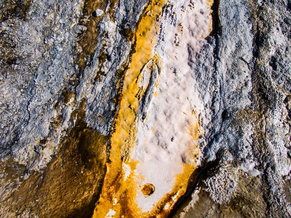 Tarka gejzír medencében a Yellowstone — Stock Fotó