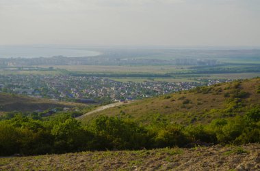 Dağın yüksekliğinden kırsal manzaraya bak.