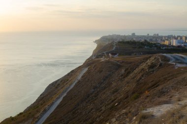 Gün batımından önce deniz manzarası