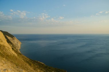 Denizin önündeki dik yamaç.