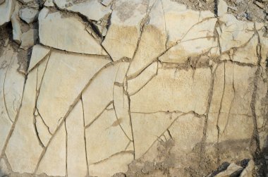 Parlak ışıklandırmalı taş bir duvarın dokusu