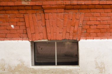 Pencereli eski tuğla duvar