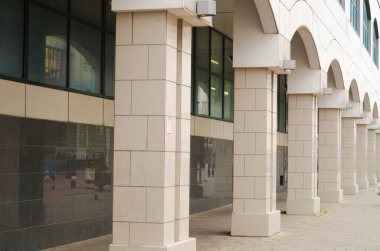 Sütunları olan bir binanın cephesi