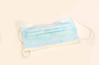 Beyaz arkaplanda mavi maske