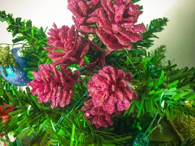 Yeşil bir Noel ağacında kırmızı çiçek