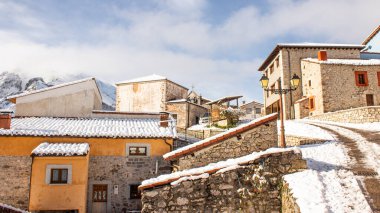 Karlı bir dağda küçük bir köy, Picos de Europa