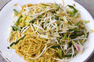 Çin karıştırın kızarmış noodle fasulye filizi ile