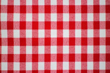 Kırmızı ve beyaz kareli masa örtüsü